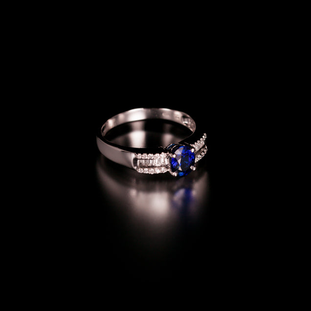 Elegant 18k white gold ring featuring a 0.93ct blue sapphire and diamonds