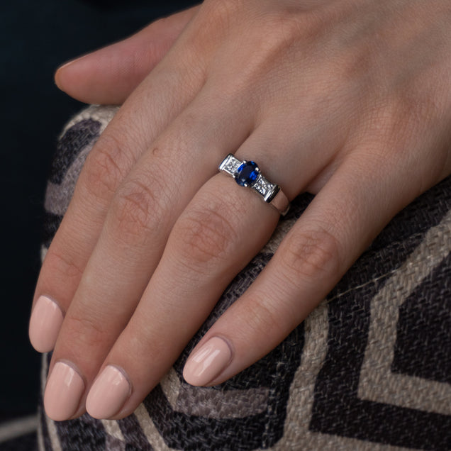 Close-up of a 0.90ct blue sapphire ring on a woman's finger