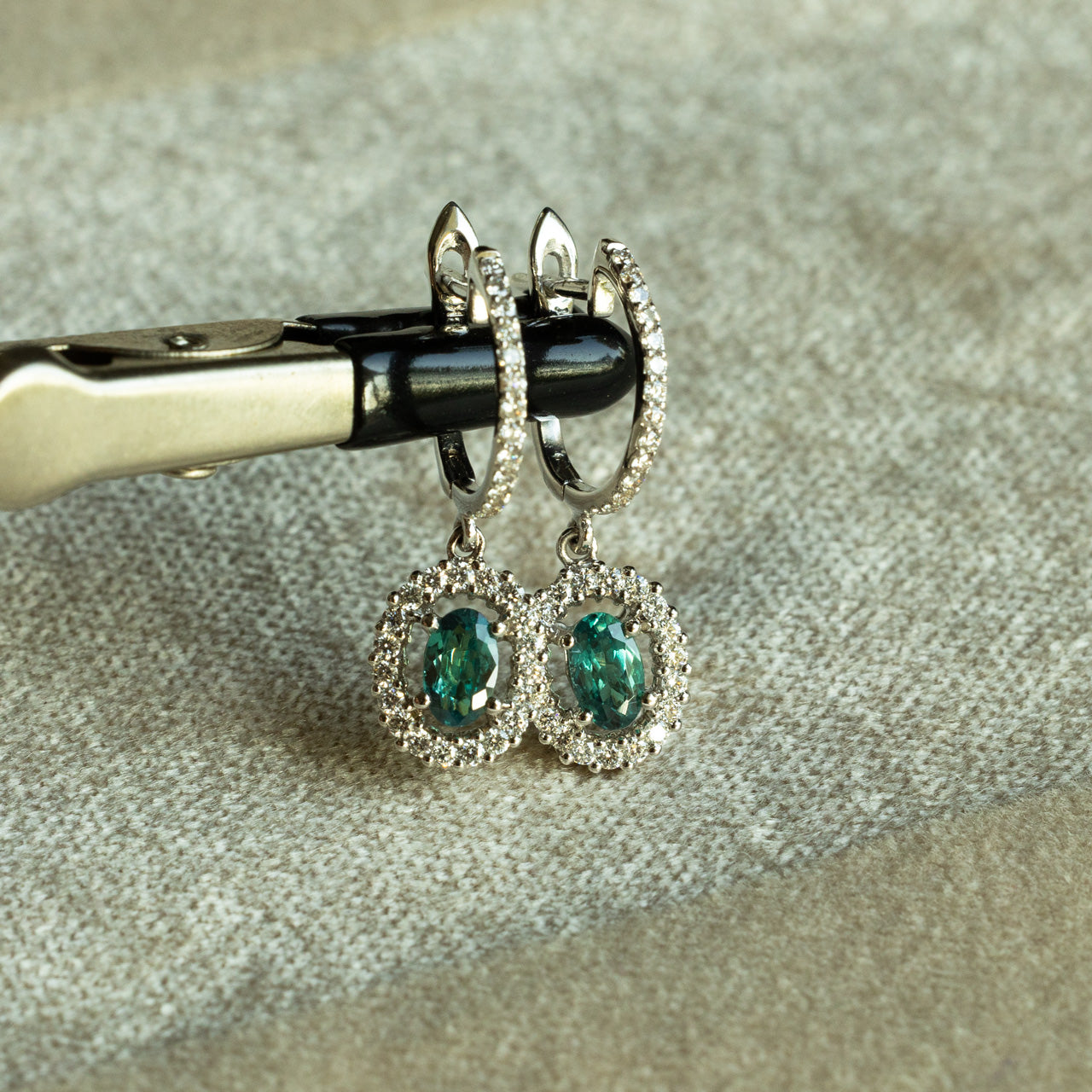 Natural Alexandrite 0.70ctw earrings in 18k white gold with diamonds and color-changing oval stones