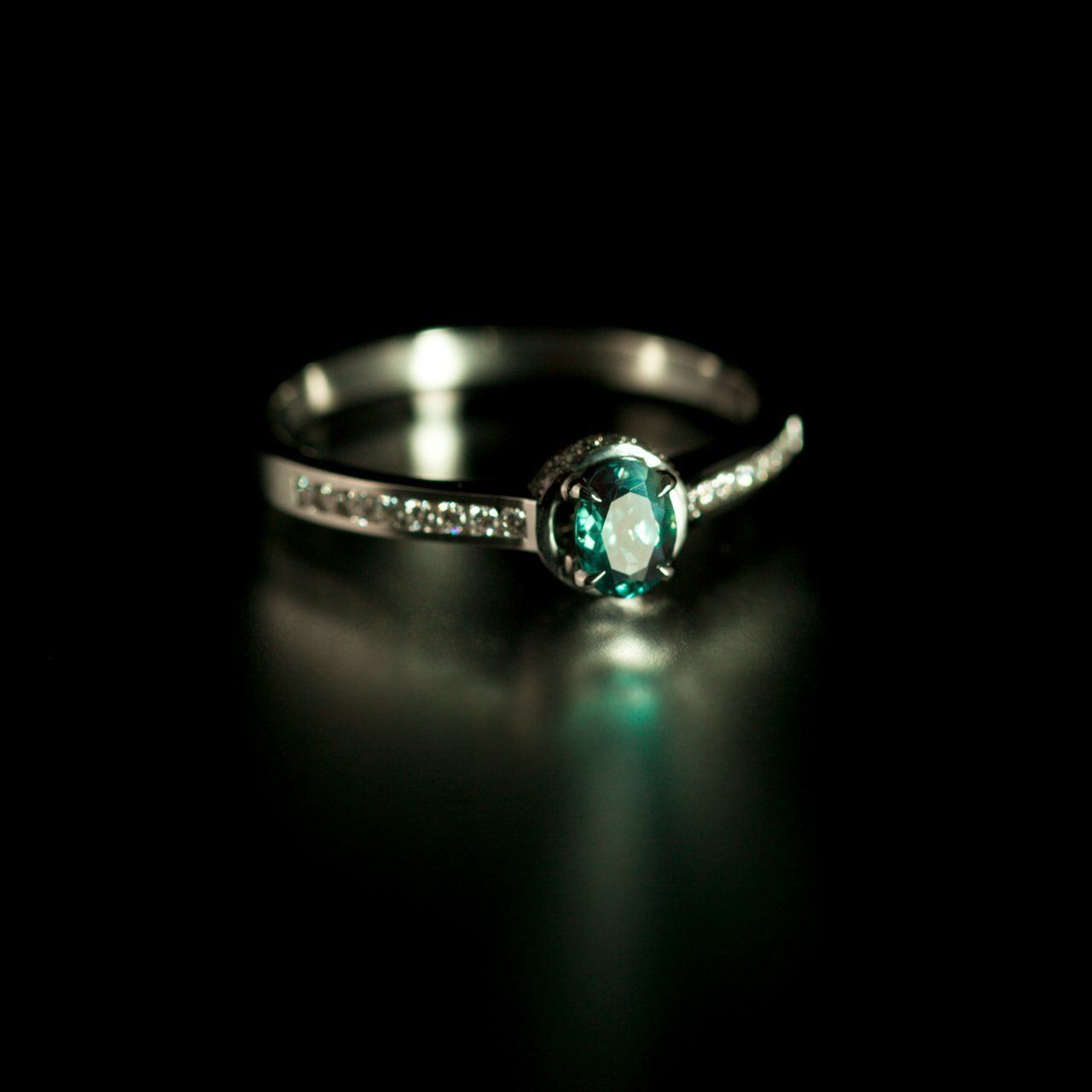 18k white gold ring with a 0.55ct blue-green alexandrite and diamond detailing