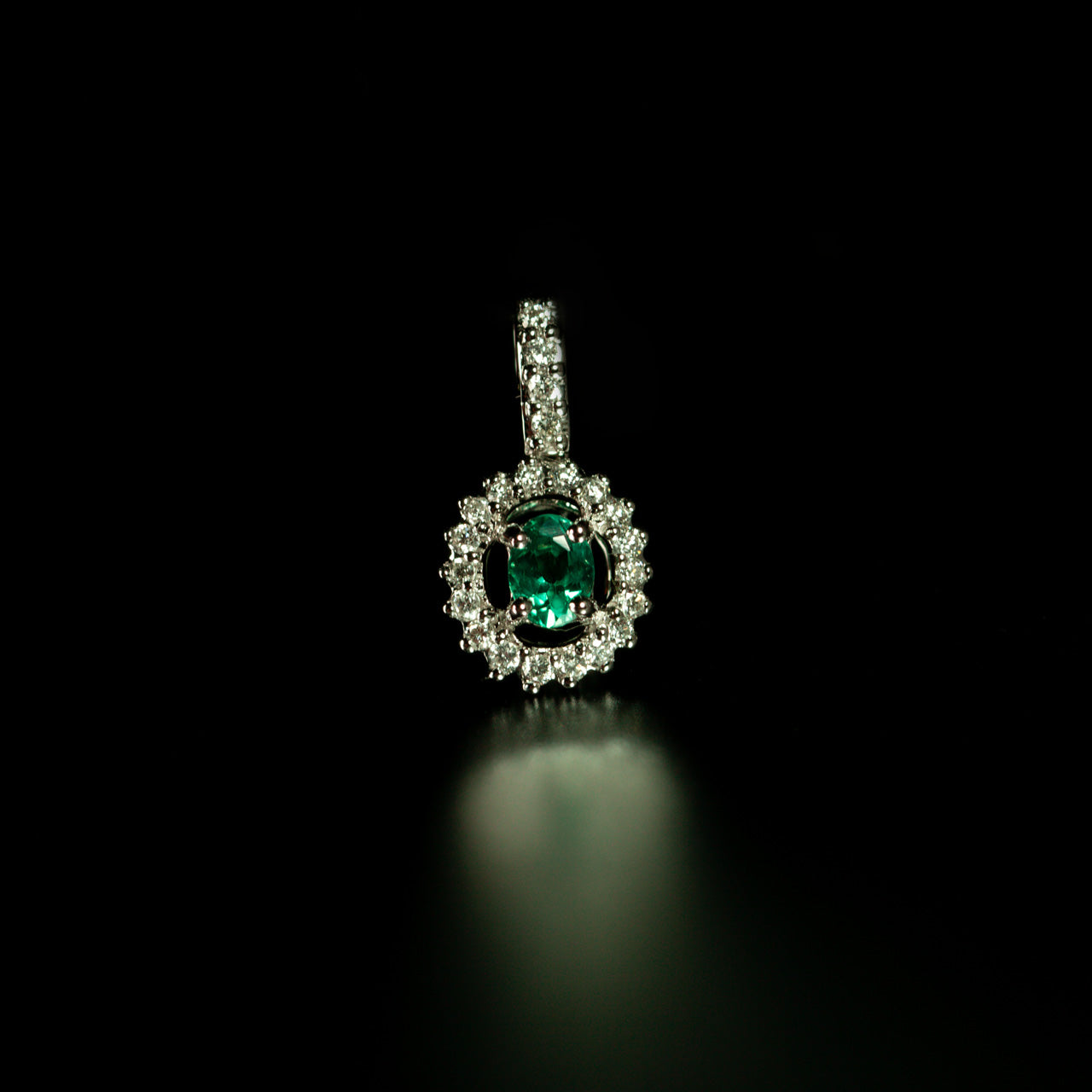 Elegant 18k white gold pendant featuring a 0.27ct Alexandrite surrounded by diamonds