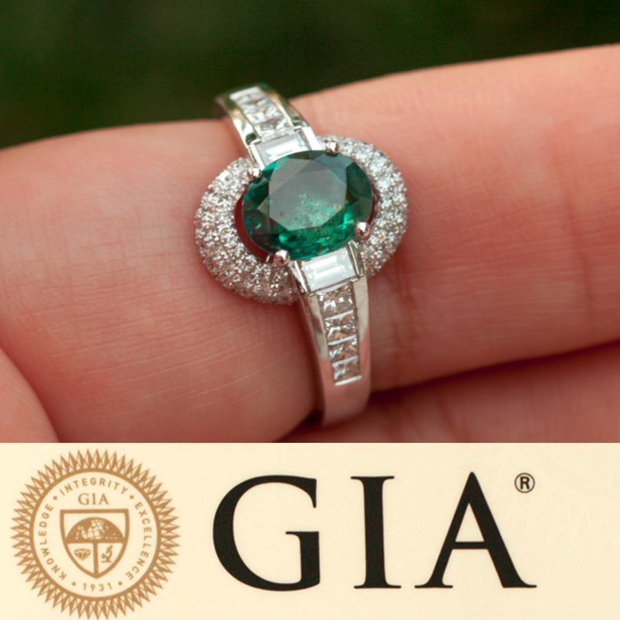 A 1.00ct natural alexandrite ring set in 18k gold