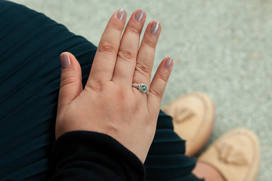 A woman's hand displaying a 0.51ct natural alexandrite ring set in 18k multitone gold