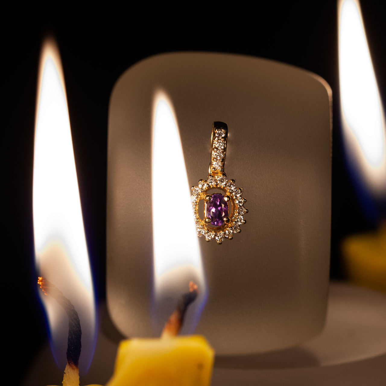 18k yellow gold pendant with a 0.23ct color-changing Alexandrite stone and candle ambiance